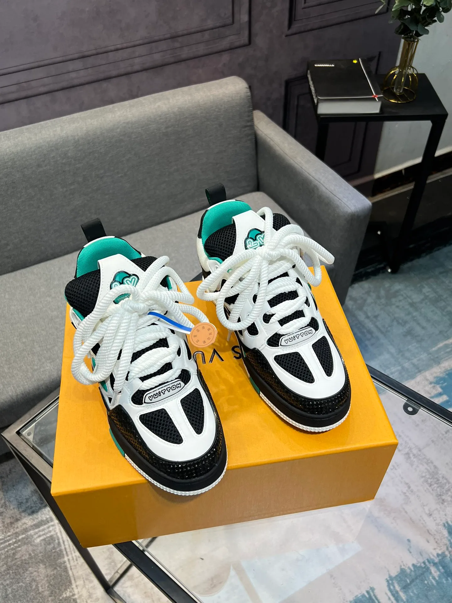 Men's men's shoes💰800 LV top version new style purchasing quality LV~Louis Vuitton LV TRAINER's best-looking sneakers, donkey brand strongly promotes new products, official website limited edition retro basketball sneakers! Both high-top and low-top models spent money to purchase 1:1 accurate reproductions of the originals. The details are invincible and full of sincerity. The imported custom-made original cowhide leather is the same as the original package. The details are 100% restored. The private model customizes the original one-piece TPU outsole. It is different from other brands. Without the original version, this effect cannot be achieved!                Men's and women's models 35-40 39-45 (46 is custom-made and cannot be returned or exchanged)